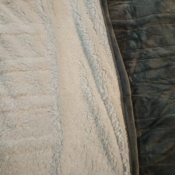 King Size Plug-In Heated Blanket with Two Controllers - cETL Certified - Picture 7 of 10